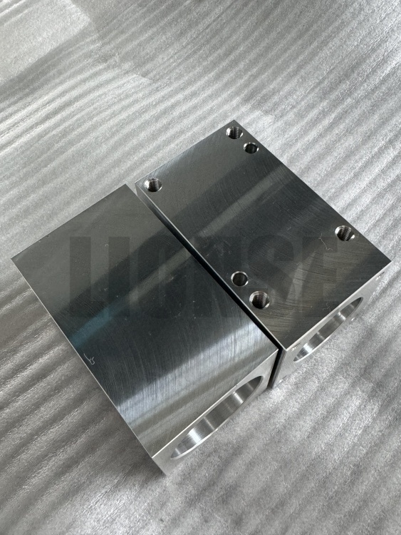 Mengapa alat mesin pemprosesan aluminium dan bahagian peralatan lebih disukai?